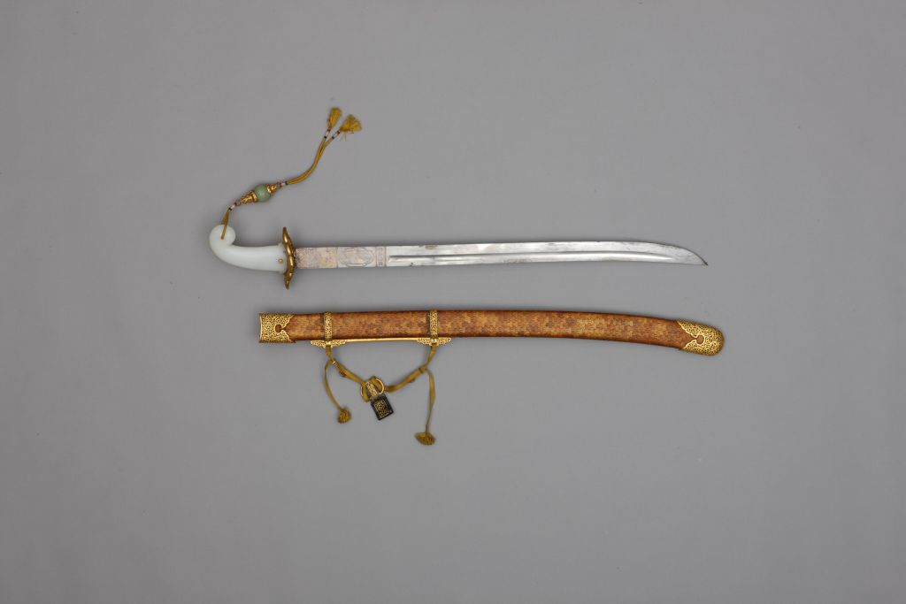 图片[1]-Jade Handle Gold Peach Skin Sheath Cold Blade-China Archive